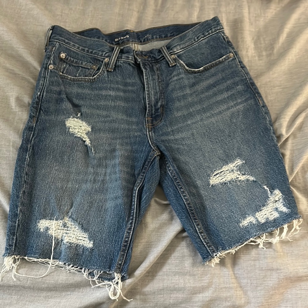 These are blue jean shorts from old navy in a size 32 men’s.